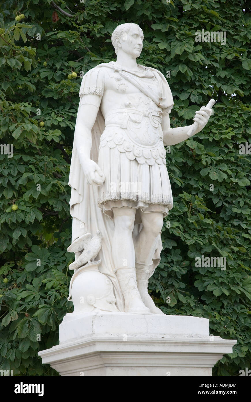 Statue en marbre de Jules César par Nicolas Coustou, Jardin Tuileries,  Paris, France Photo Stock - Alamy