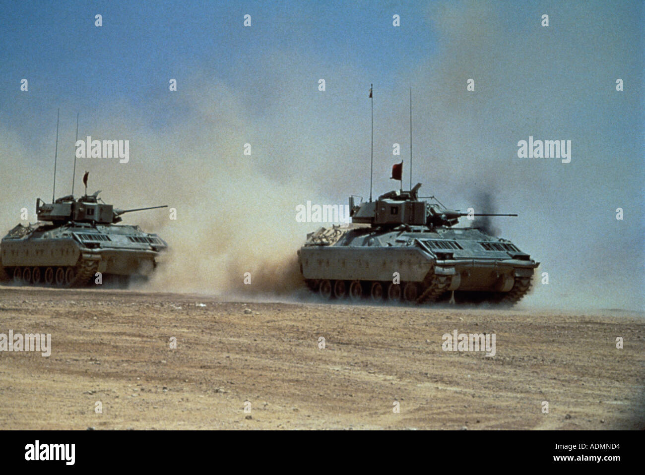 Les véhicules de combat Bradley M2 dans le désert Banque D'Images