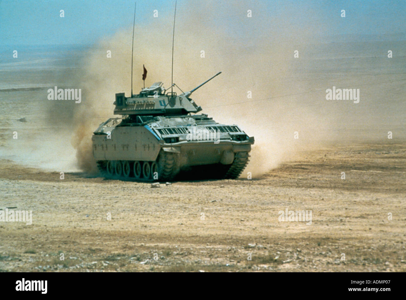 M2 véhicule de combat Bradley dans le désert Banque D'Images
