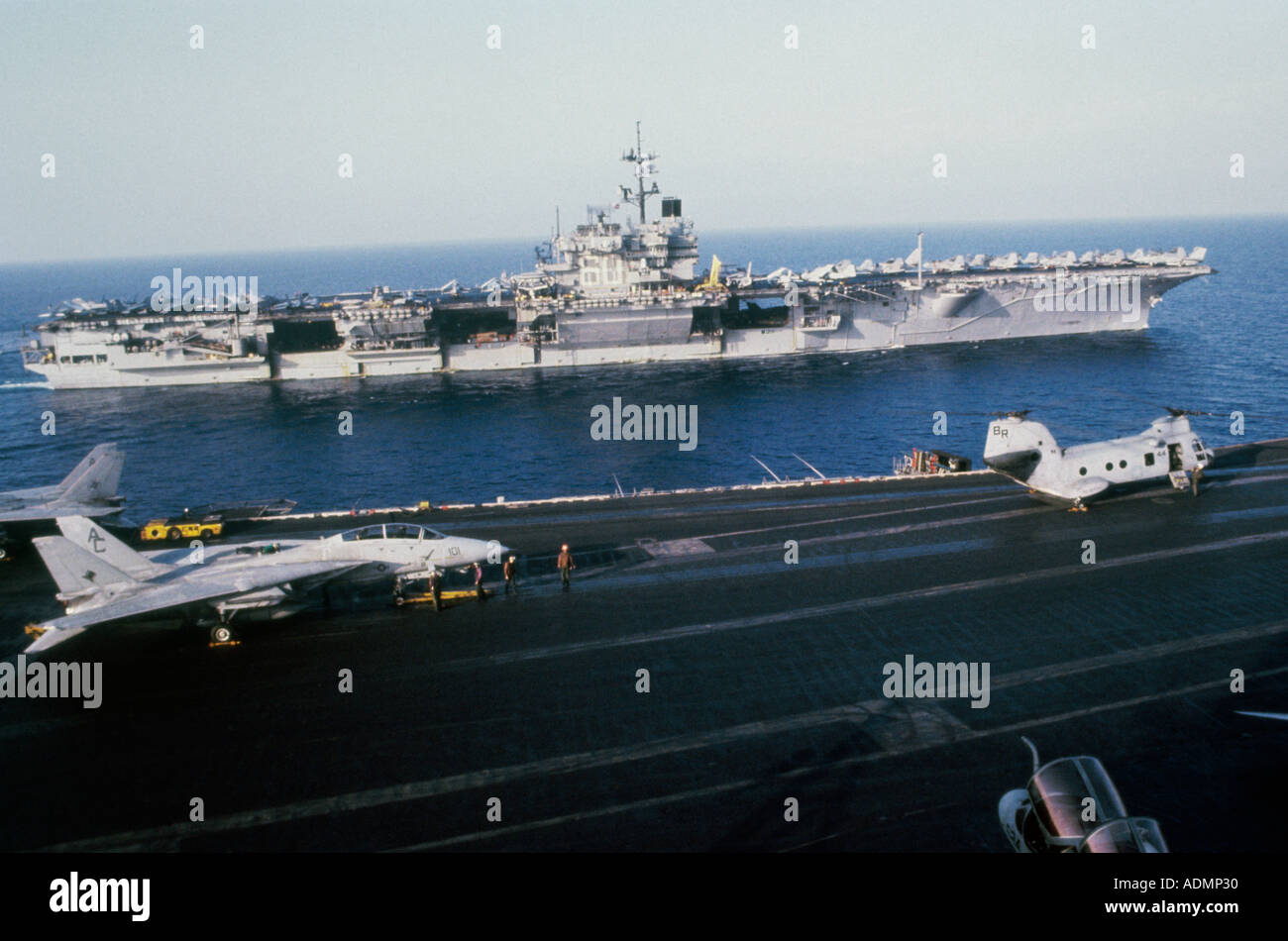 USS Saratoga et le USS John F. Kennedy aux côtés de la voile dans la mer Banque D'Images