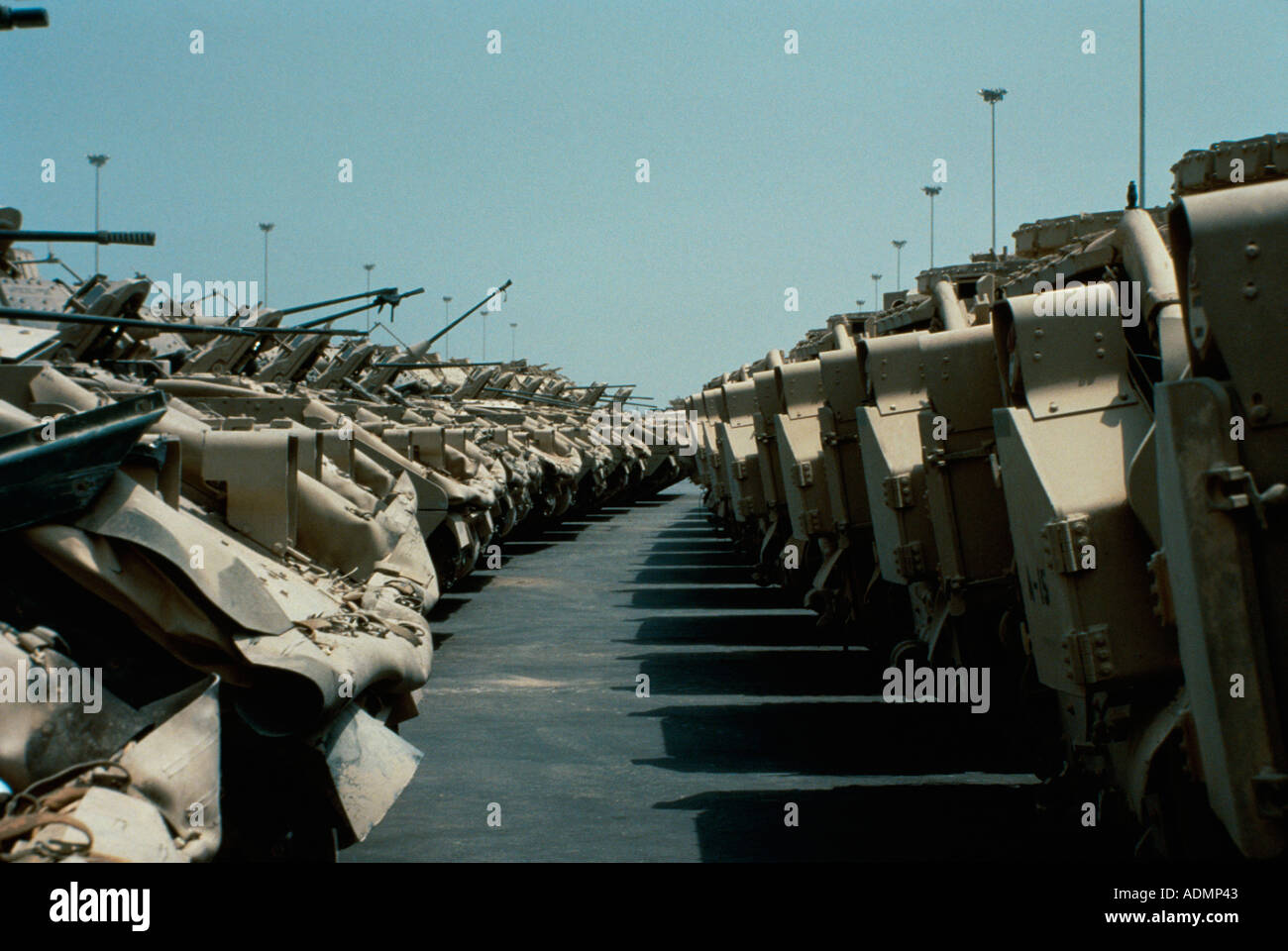 M-3 véhicules de combat Bradley préparatifs de déploiement retour à la France après l'opération Tempête du désert, en Arabie Saoudite Banque D'Images