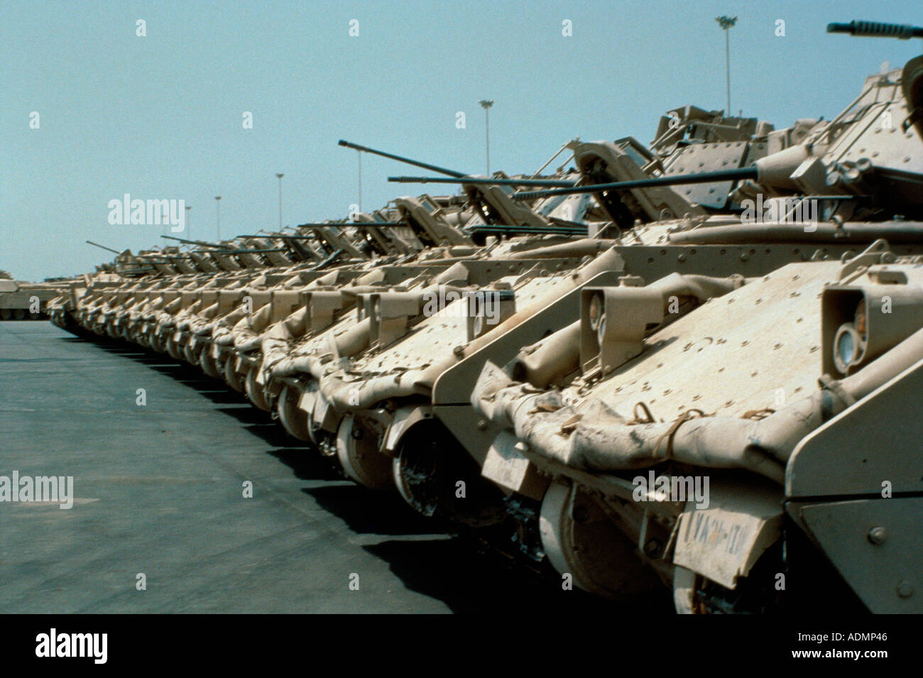 M-3 véhicules de combat Bradley préparatifs de déploiement retour à la France après l'opération Tempête du désert, en Arabie Saoudite Banque D'Images