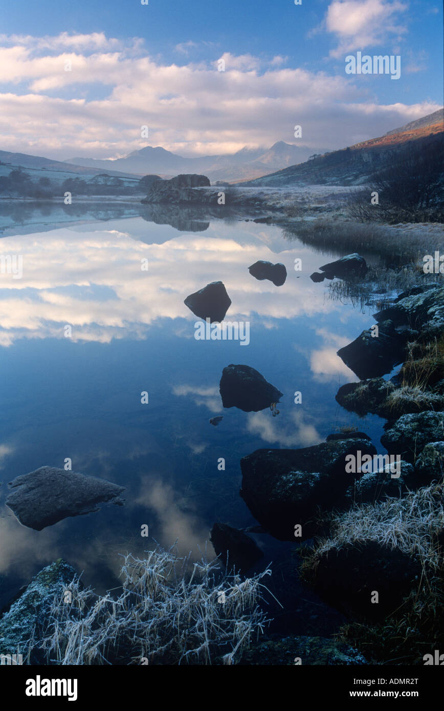 Réflexions sur Llyn Mymbyr Snowdonia au crépuscule Gwynedd North West Wales UK Banque D'Images