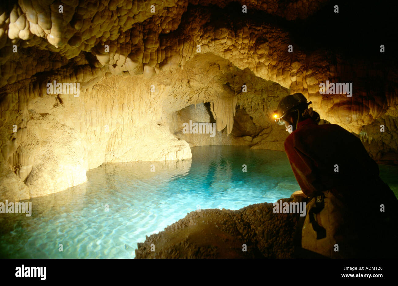 Cave, spéléologue en lac souterrain, France, France Banque D'Images