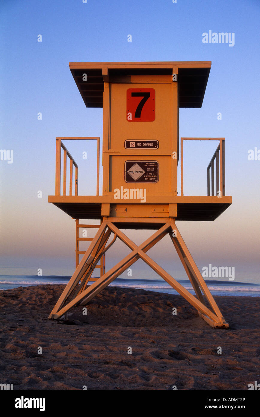 Lifeguard tower au lever du soleil à l'état de Huntington Beach, Californie, USA Banque D'Images