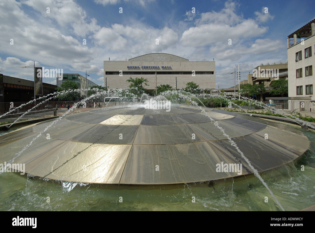 Fontaines de jardin en face du Royal Festival Hall Banque D'Images