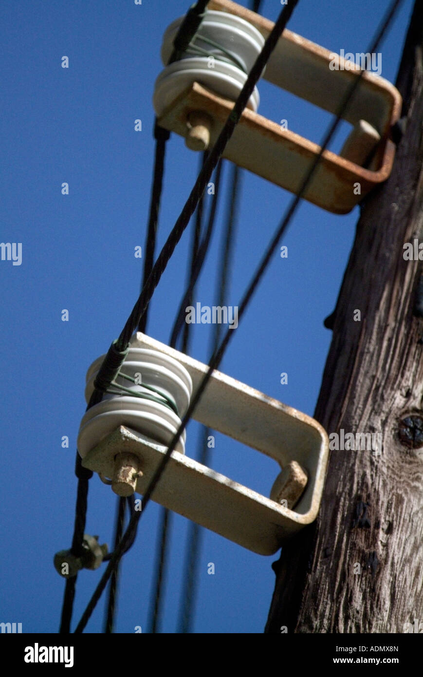Les lignes électriques aériennes et les transporteurs d'isolation Banque D'Images