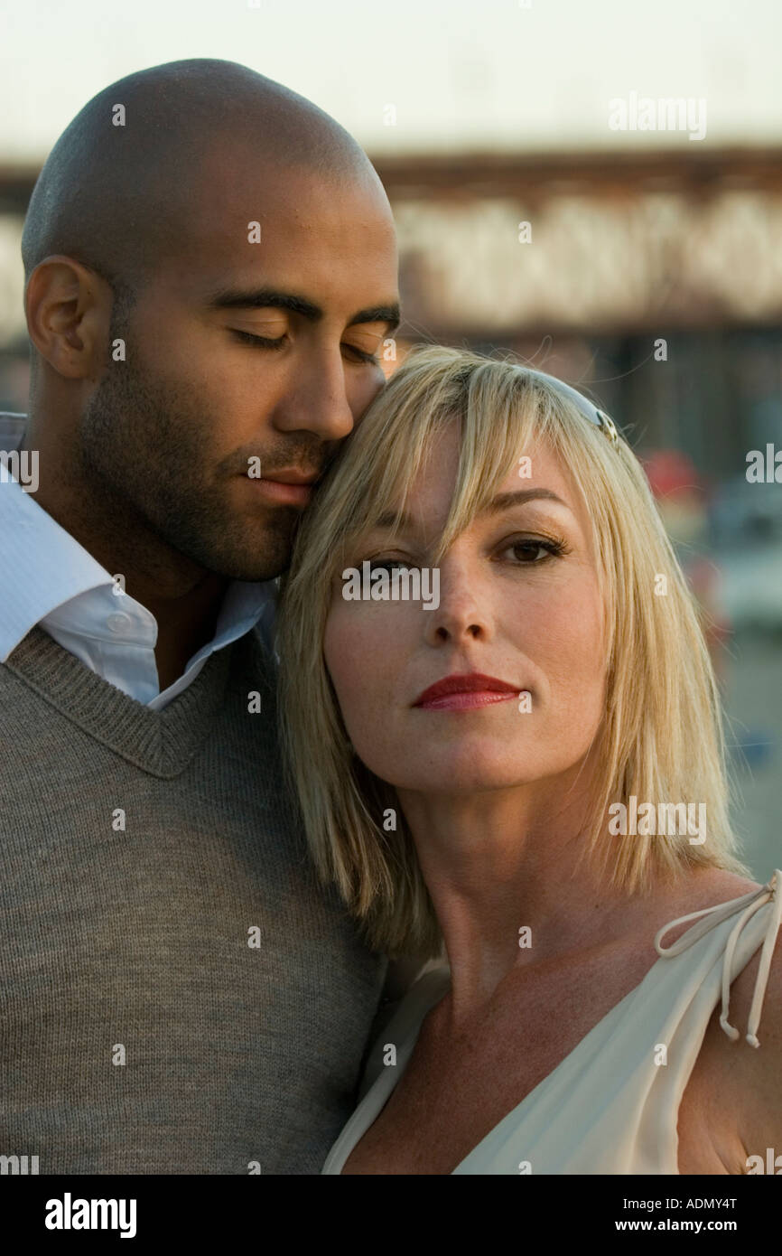 Portrait d'un homme noir et une femme blanche couple. Banque D'Images