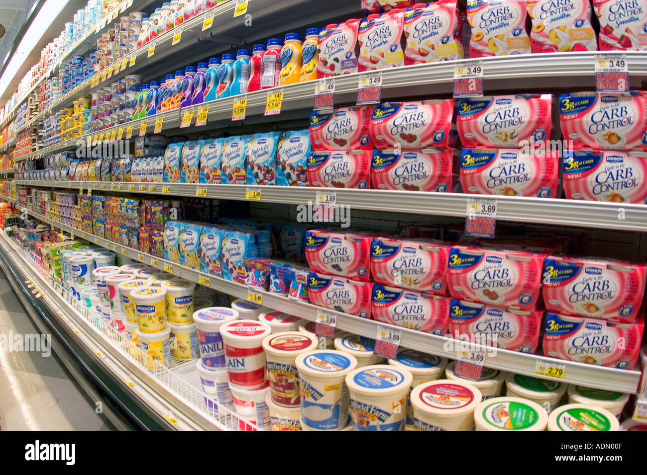 Le yogourt dans ministère de l'industrie laitière américaine grand supermarché Banque D'Images