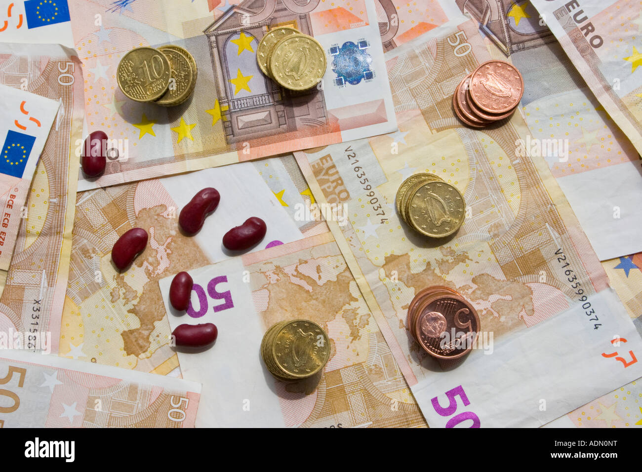 Vue supérieure de pièces et billets en Euro Banque D'Images