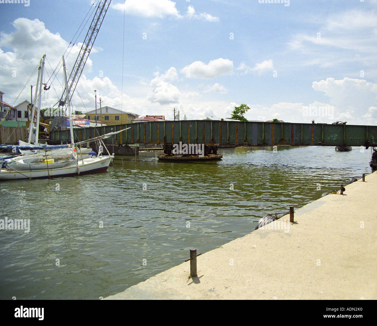 BELIZE CITY BELIZE AMÉRIQUE CENTRALE Août Le pont tournant a ouvert ses portes en 1923 pont sur manuellement Haulover Creek Banque D'Images