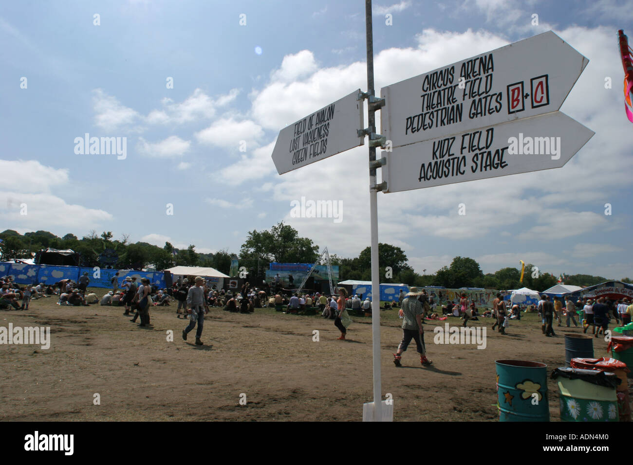 Panneau routier au festival de Glastonbury 2005. Angleterre Somerset Farm dignes. Banque D'Images