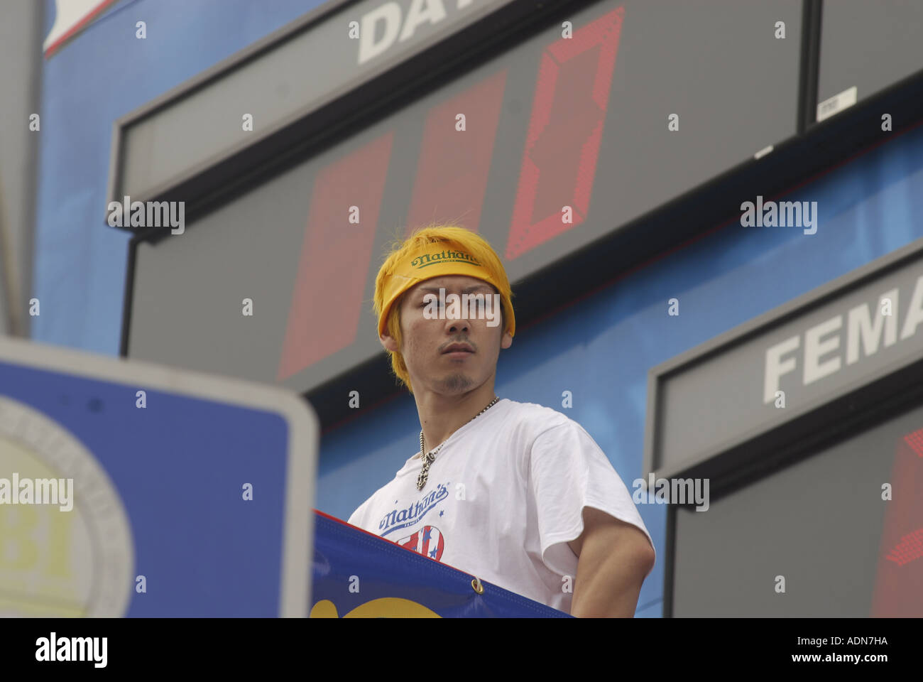 Le Japonais Takeru Kobayashi a remporté à nouveau le championnat du monde de hot dog eating Kobayashi qui a obtenu sa 6e victoire de suite sur Ju Banque D'Images