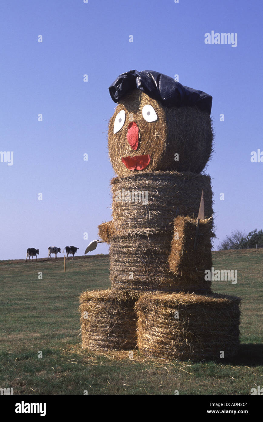 La France, au sud-ouest près de Beaumont de Lomagne. Hayrolls effectuée dans une figure souvent pour indiquer un mariage Banque D'Images