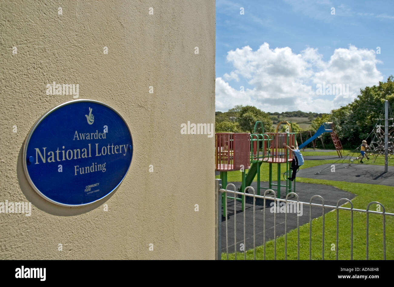 Une loterie nationale représentant la plaque que l'aire de jeu à chacewater à Cornwall, Angleterre a reçu des fonds de la loterie Banque D'Images