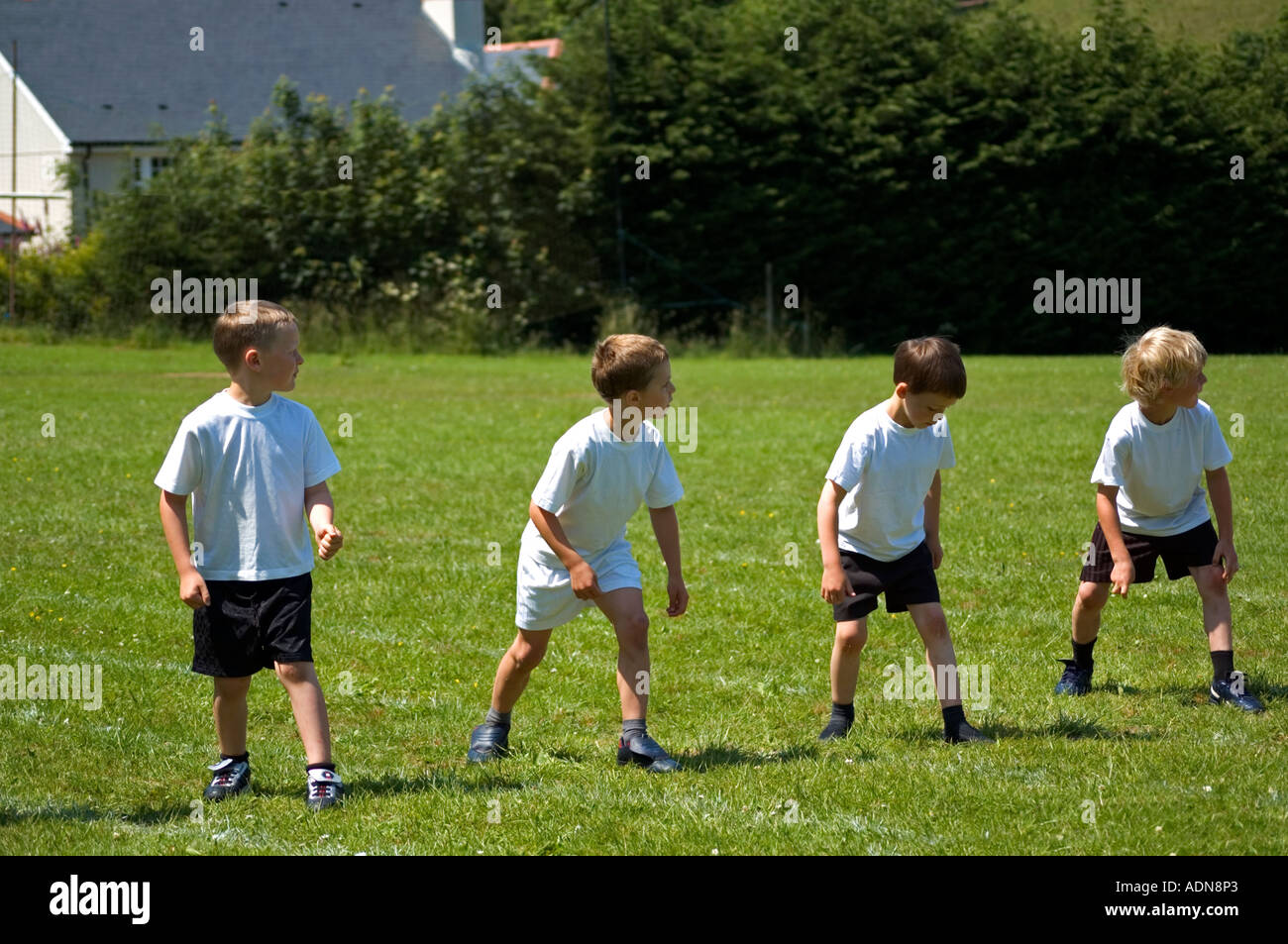 L'école primaire des garçons de se préparer pour la course de sprint à l'école sports le jour. Banque D'Images