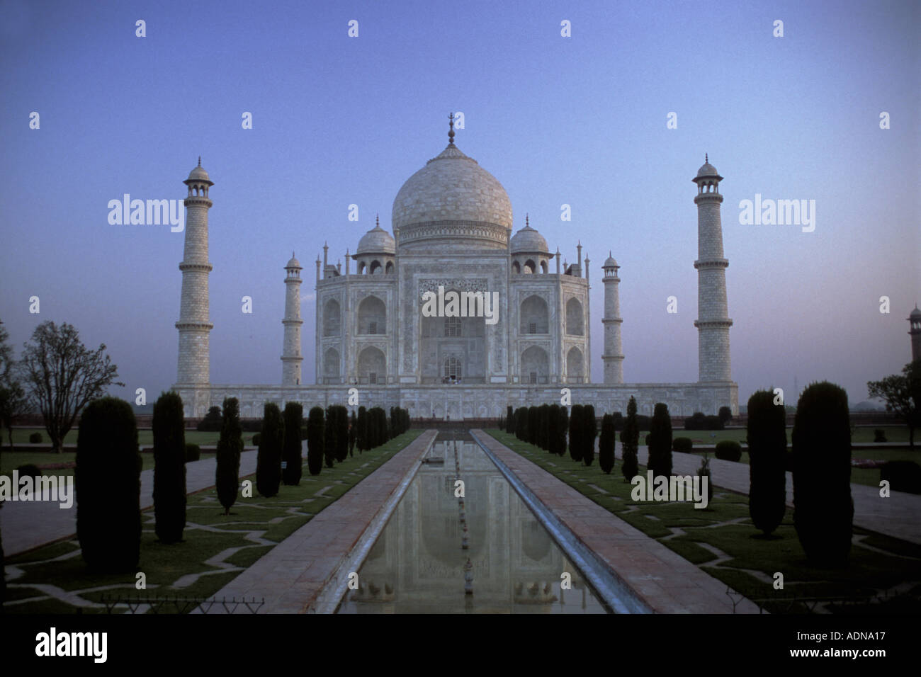 Taj Mahal reflétée dans le cours d'eau, de l'Uttar Pradesh, Inde Banque D'Images