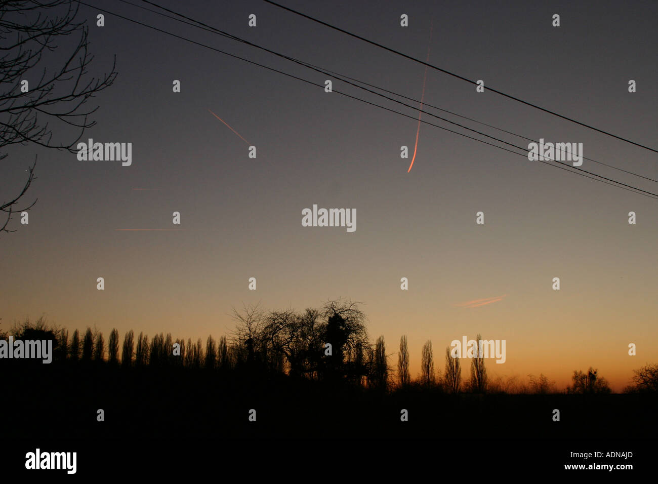 Coucher du soleil dans le Nord de la France avec des lignes à haute tension Banque D'Images