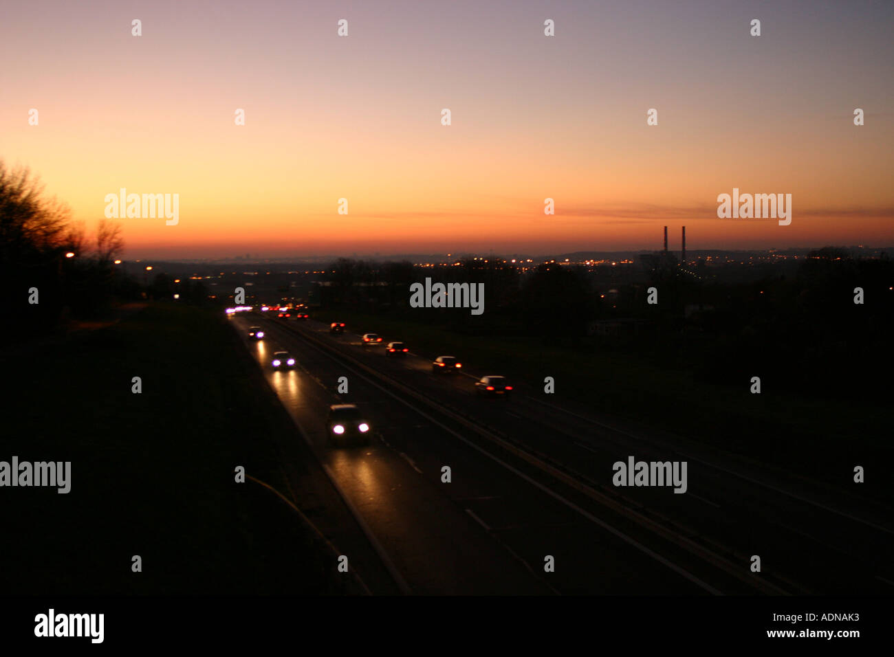Coucher du soleil sur l'autoroute dans le Nord de la France Banque D'Images