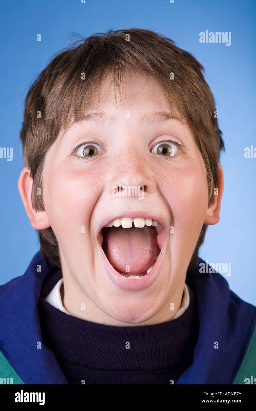 Garçon de 11 ans avec la bouche grande ouverte Banque D'Images