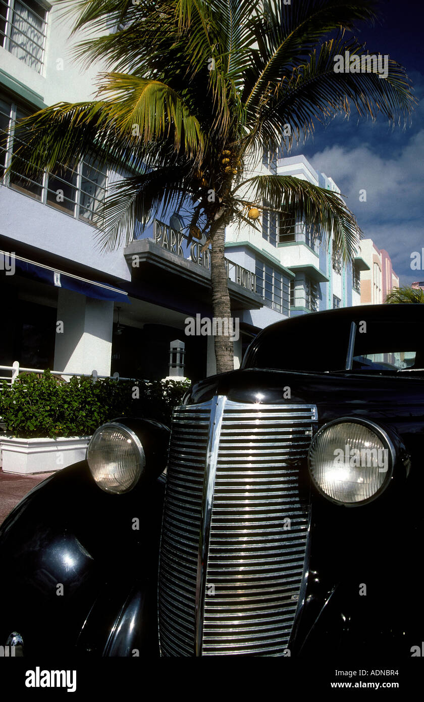 1940 Buick noire huit car à l'extérieur de l'hôtel Park Central, Miami ...
