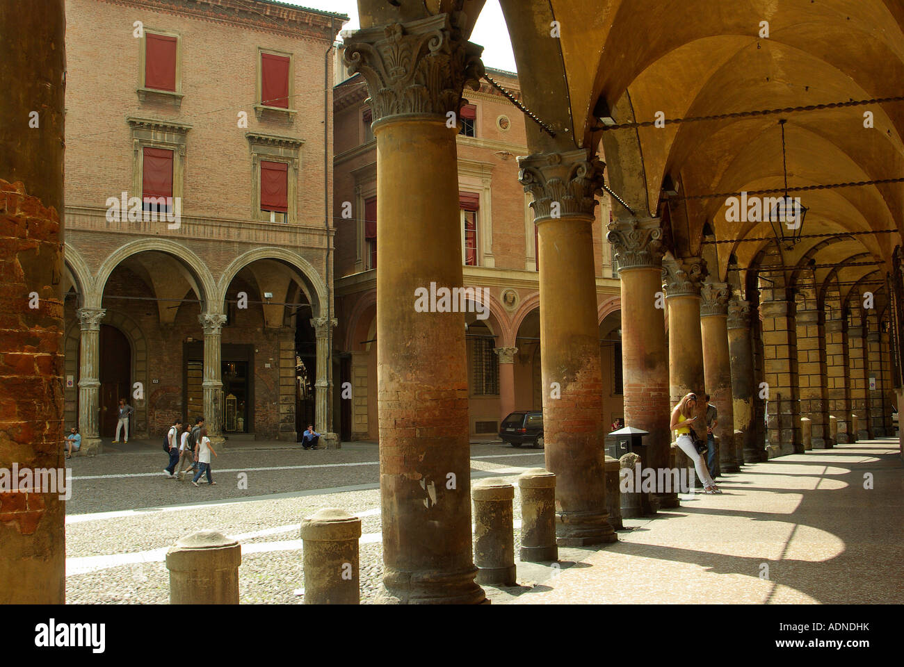Bologna Italie : Colonnades ou portiques de Piazza San Stefano Banque D'Images