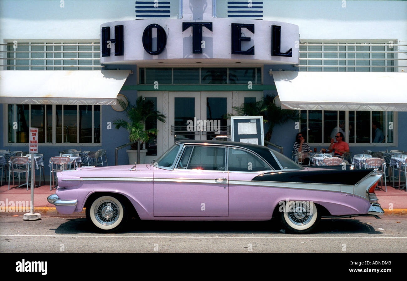 Cadillac rose en dehors Colony Hotel, Ocean Drive, à South Beach, Miami, USA Banque D'Images