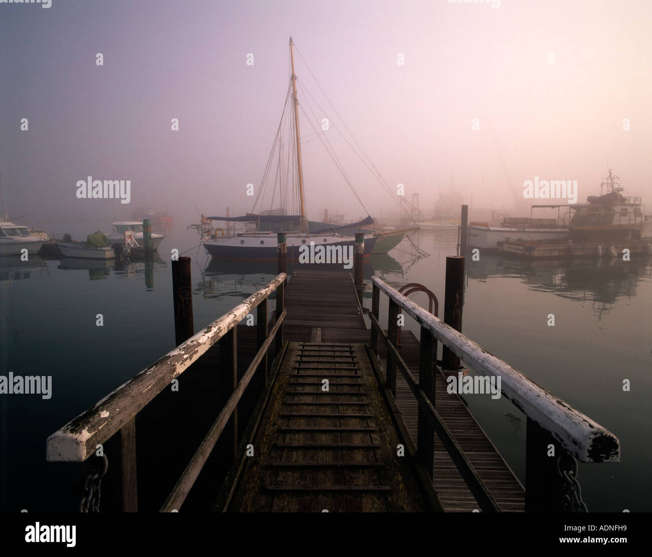 Matin brumeux sur le port de Yarmouth, Yarmouth, à l'île de Wight, Angleterre, RU Banque D'Images