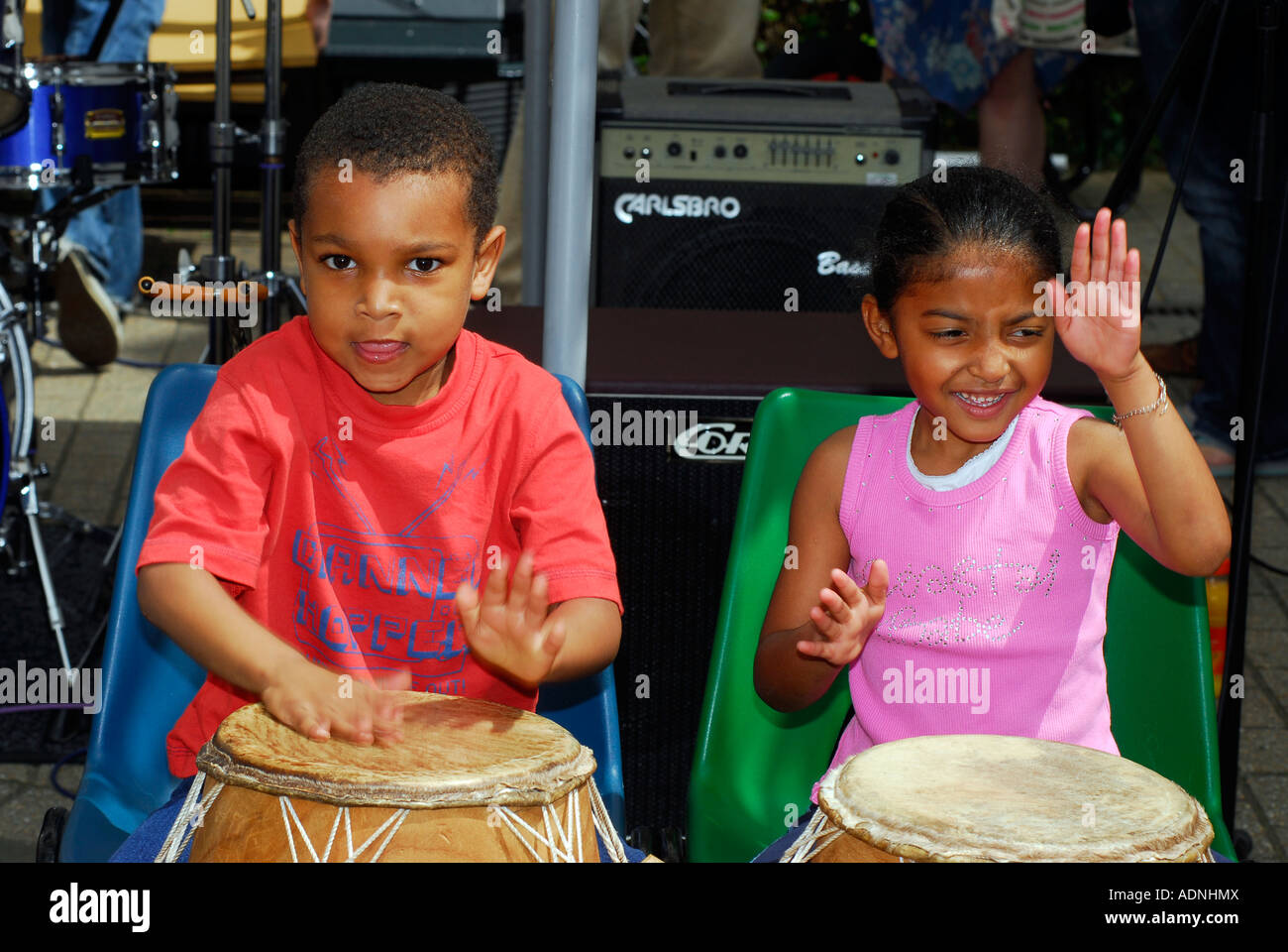 4 ans garçon et fille à jouer de la batterie, à une journée de plaisir, New  Malden, Surrey, UK Photo Stock - Alamy