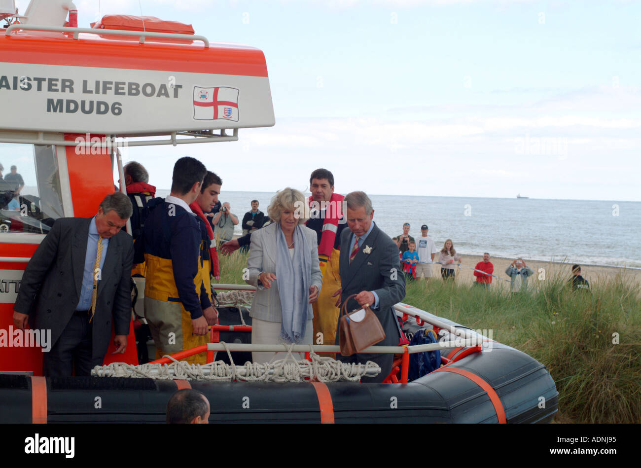 Le Prince Charles et Camilla à Caister lifeboat Banque D'Images