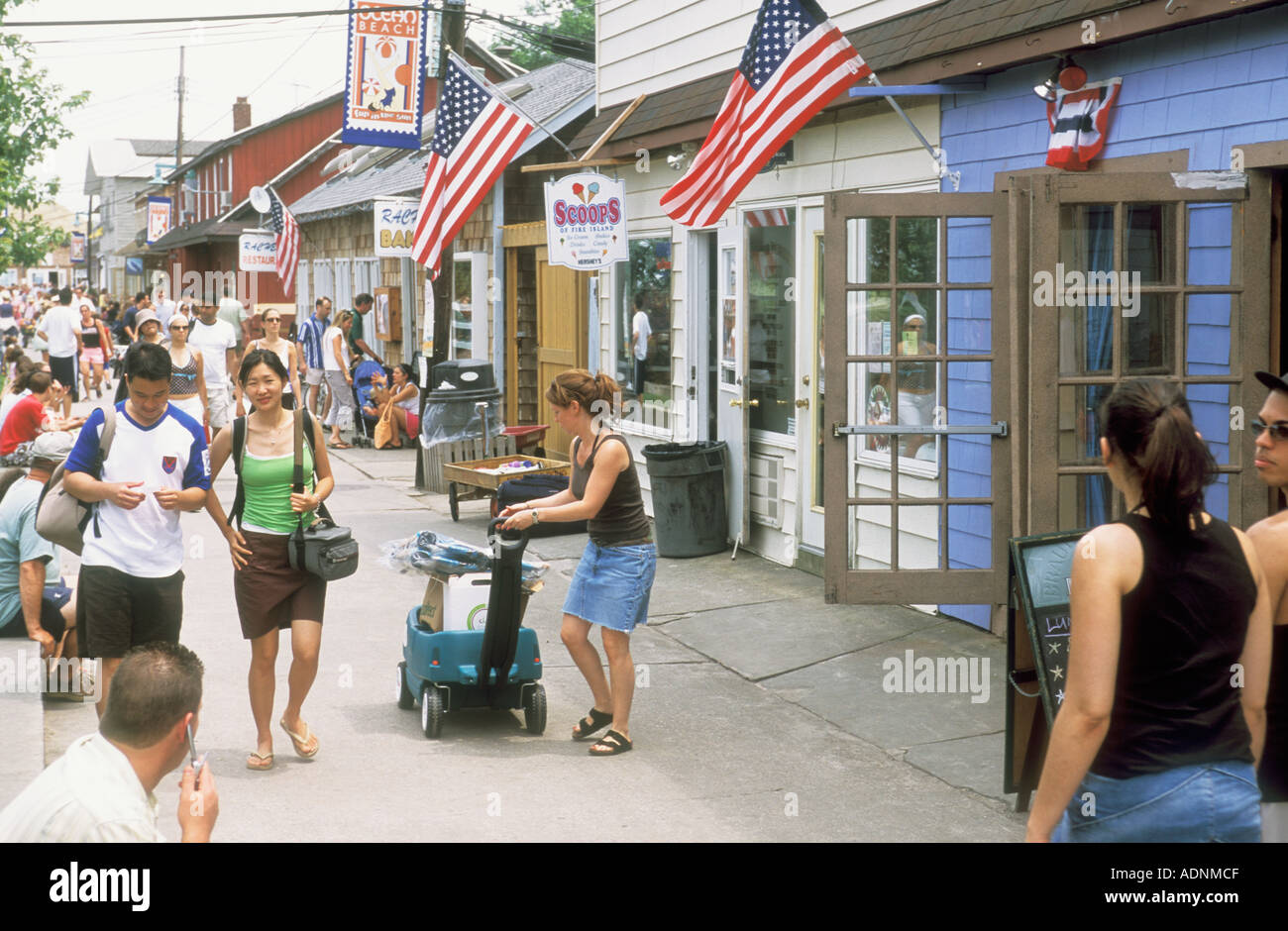 Les gens qui marchent et relaxant Ocean Beach Fire Island Long Island New  York USA Photo Stock - Alamy