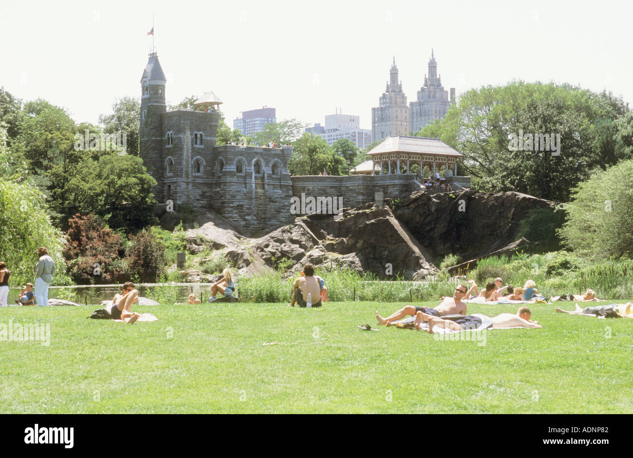 People Relaxing Château Belvedere Central Park New York City New York USA Banque D'Images