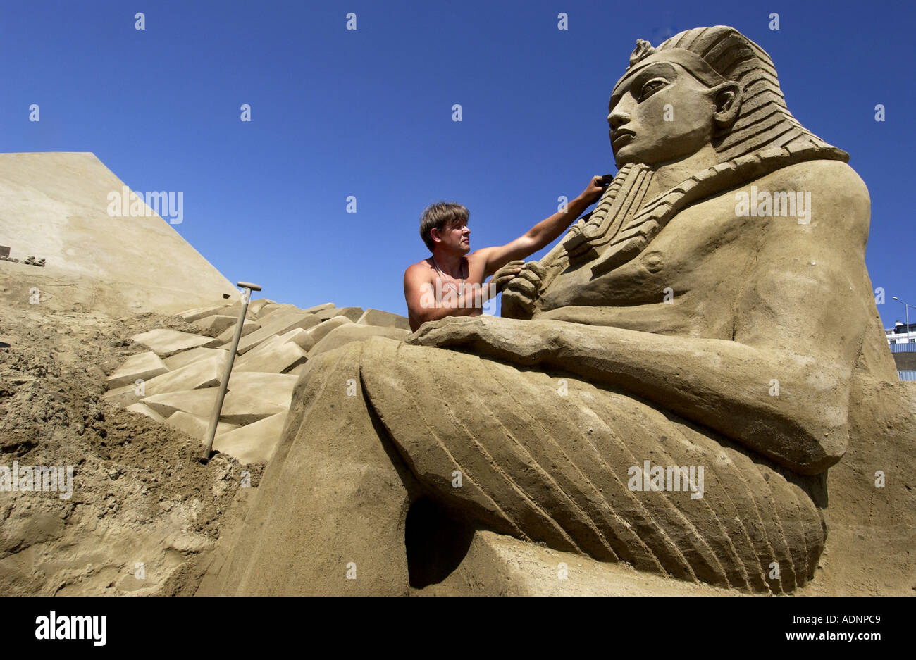 Sculpteur de sable de Barishev Pavel Russie sculpte un Égyptien Pharoh à partir de sable à Black Rock sur la plage de Brighton Banque D'Images