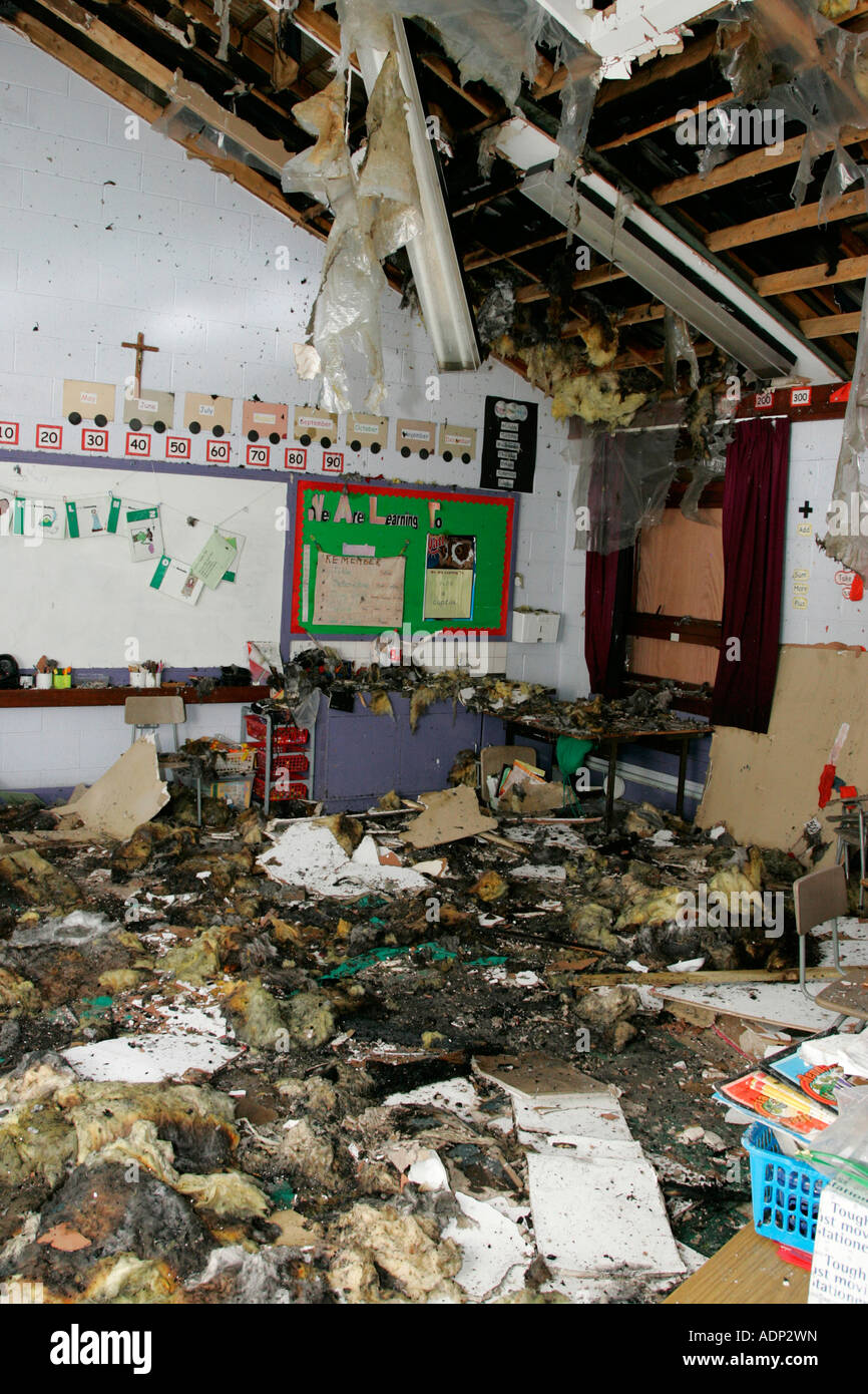 De graves dommages causés par l'incendie d'une école primaire classe causés par un incendie criminel par des vandales Banque D'Images