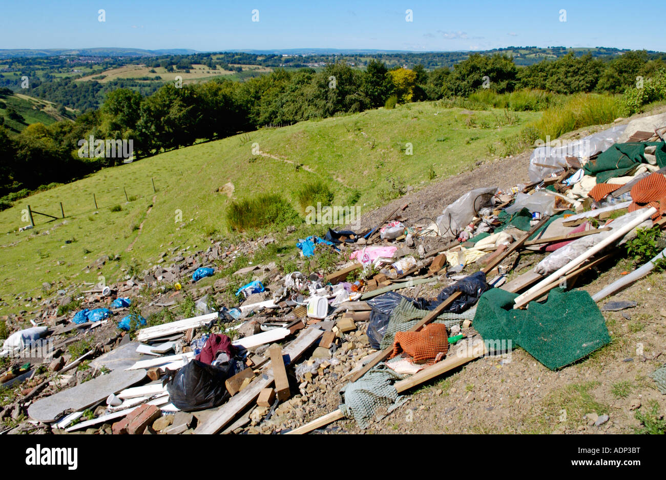 Builders décombres et déchets ménagers déversés dans le pays de Galles Royaume-uni campagne Cefn lit-bébé Banque D'Images