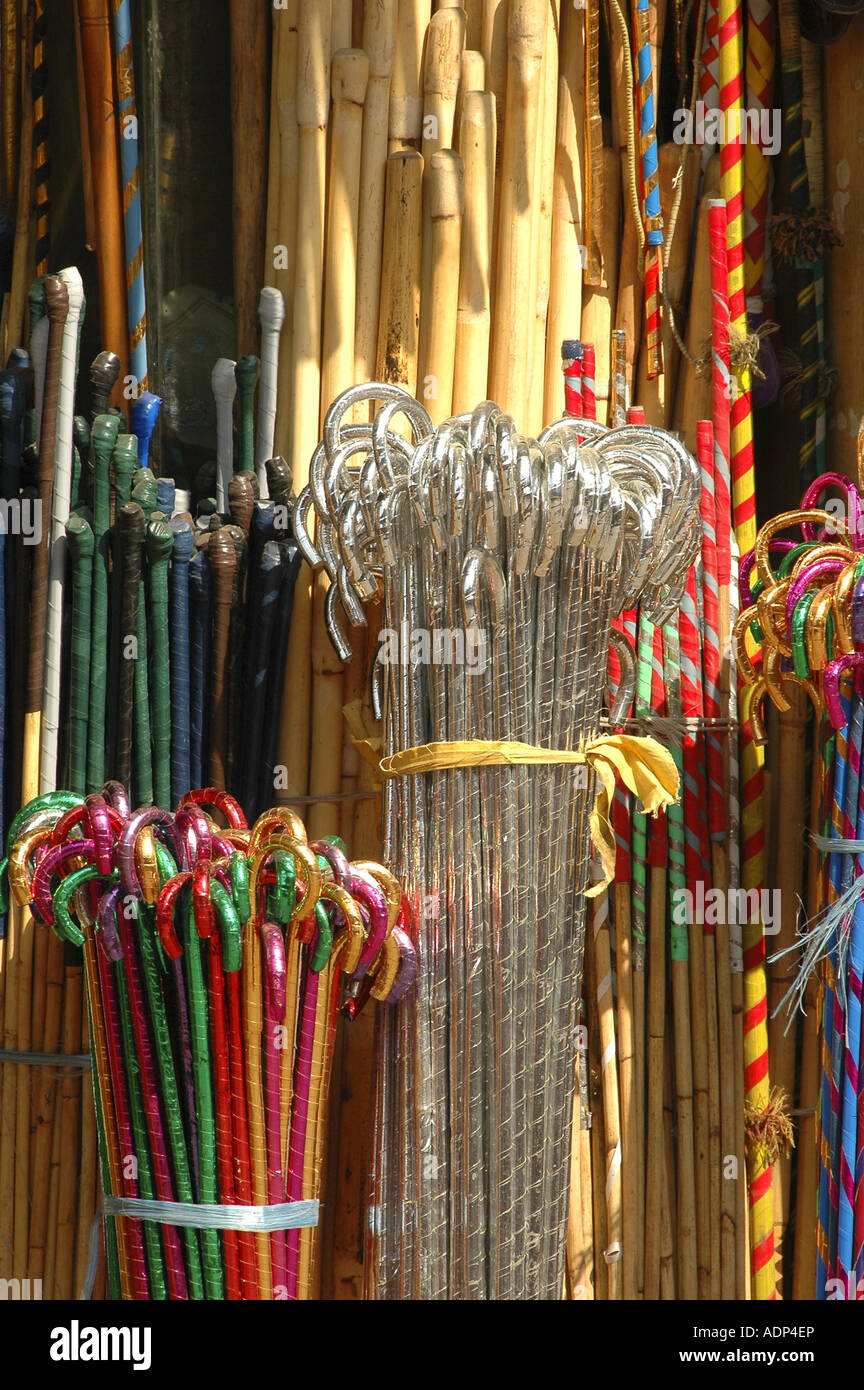 Souvenirs à vendre à Khan el-Khalili, un grand souk dans le centre historique du Caire islamique Égypte Banque D'Images