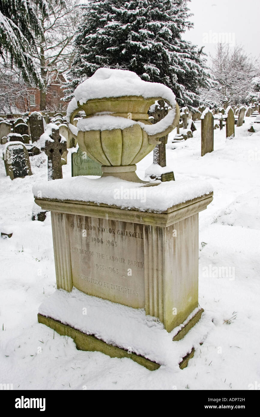 Monument couvert de neige de Hugh Gaitskell s tombe cimetière Paroisse Hampstead London UK Banque D'Images