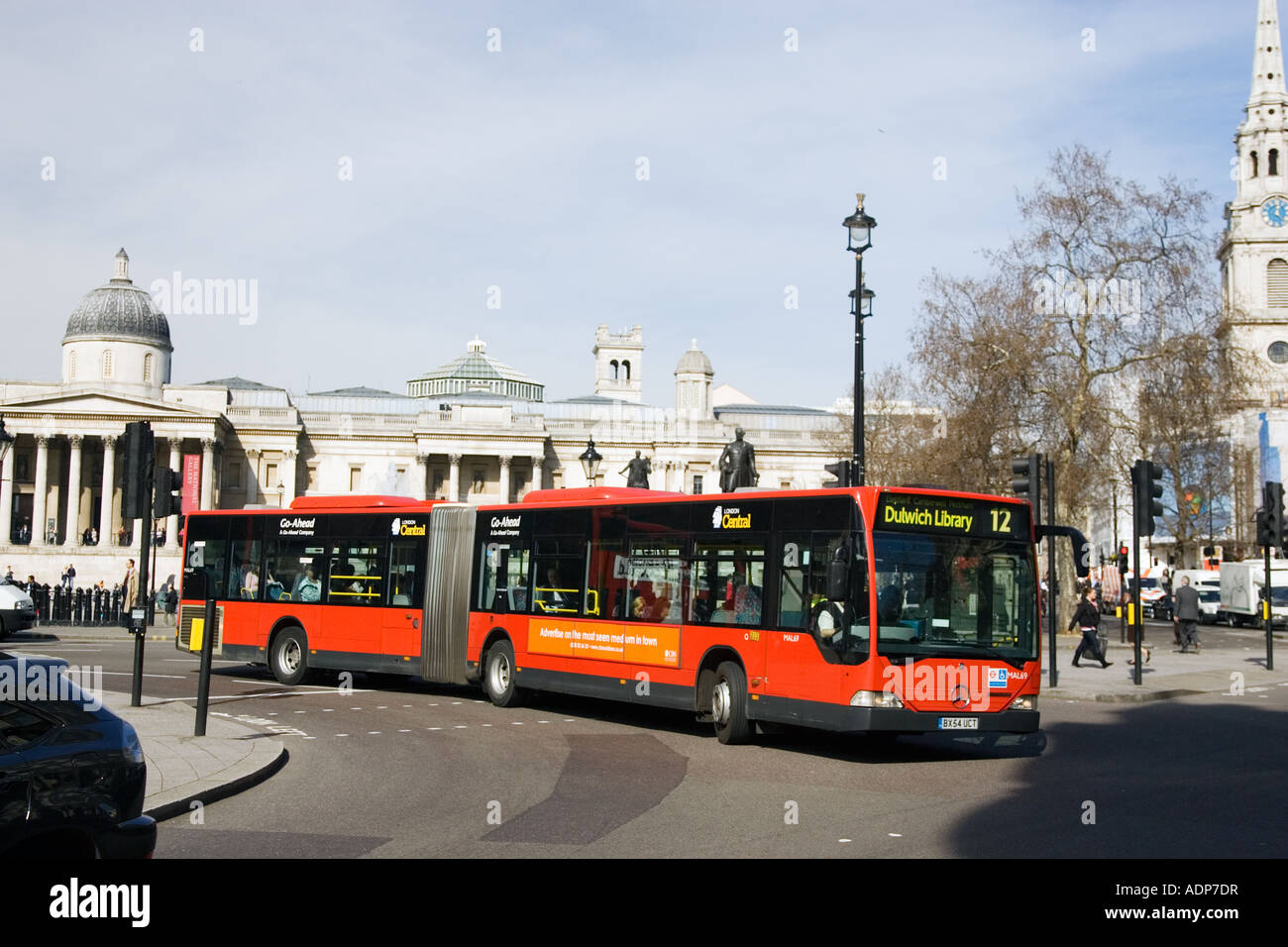 Transports publics Bus unique decker bendy voyageant à Trafalgar Square Londres Angleterre Royaume-uni centre-ville Banque D'Images