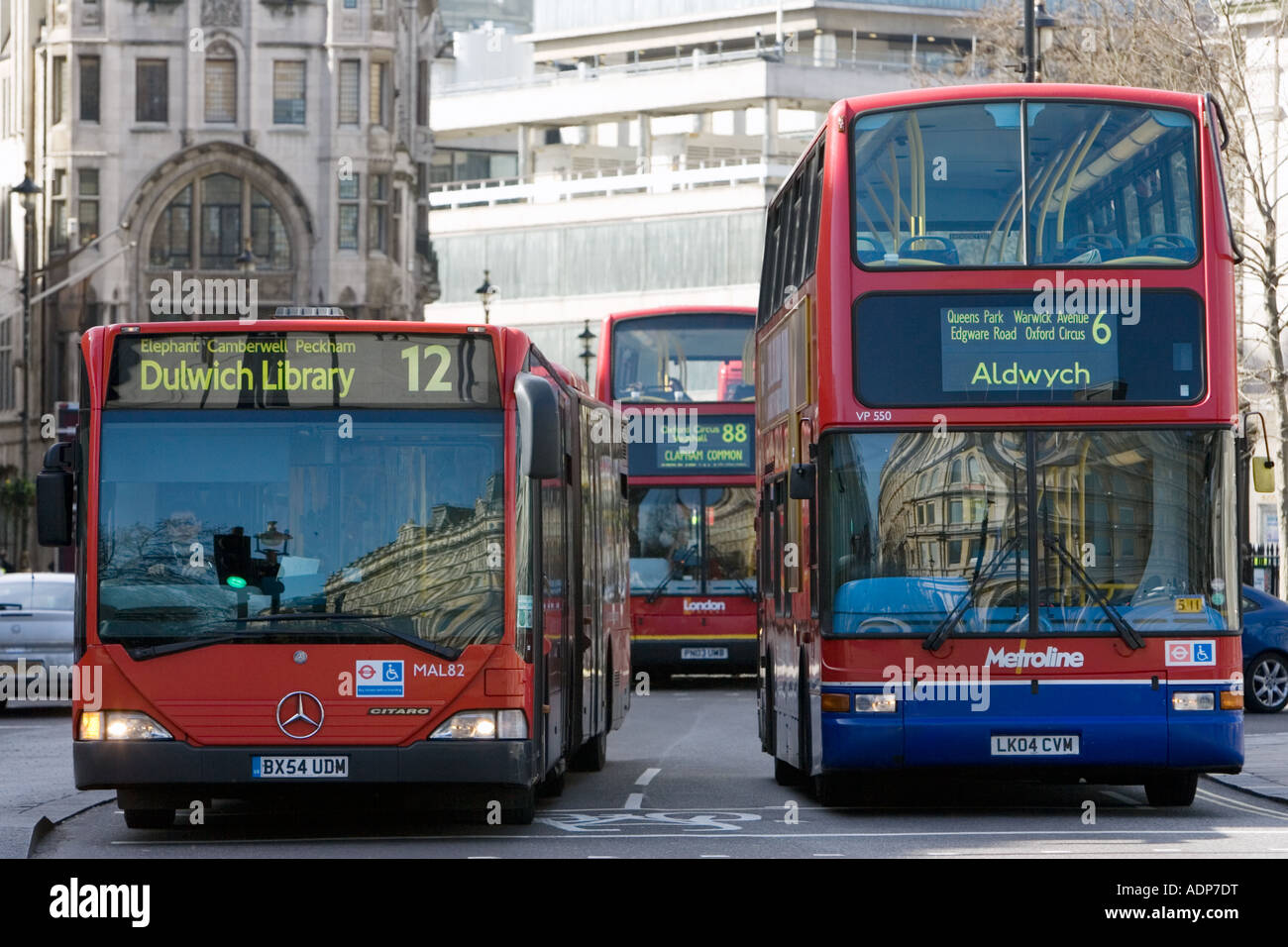 Les transports en autobus dans le trafic lourd à Trafalgar Square Londres Angleterre Royaume-uni centre-ville Banque D'Images
