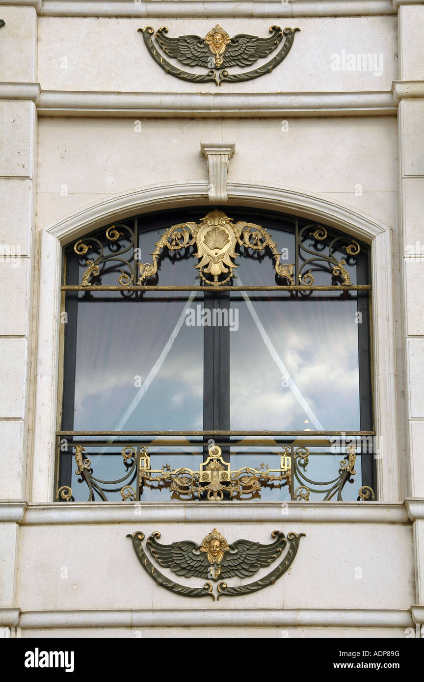 Décoration Art déco sur un bâtiment dans un quartier chic d'Héliopolis situé dans le nord-est de Aïn Shams, une banlieue du Caire Egypte Banque D'Images