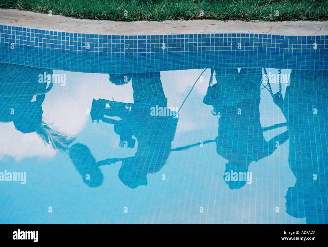 L'équipe du film reflète dans une piscine Banque D'Images