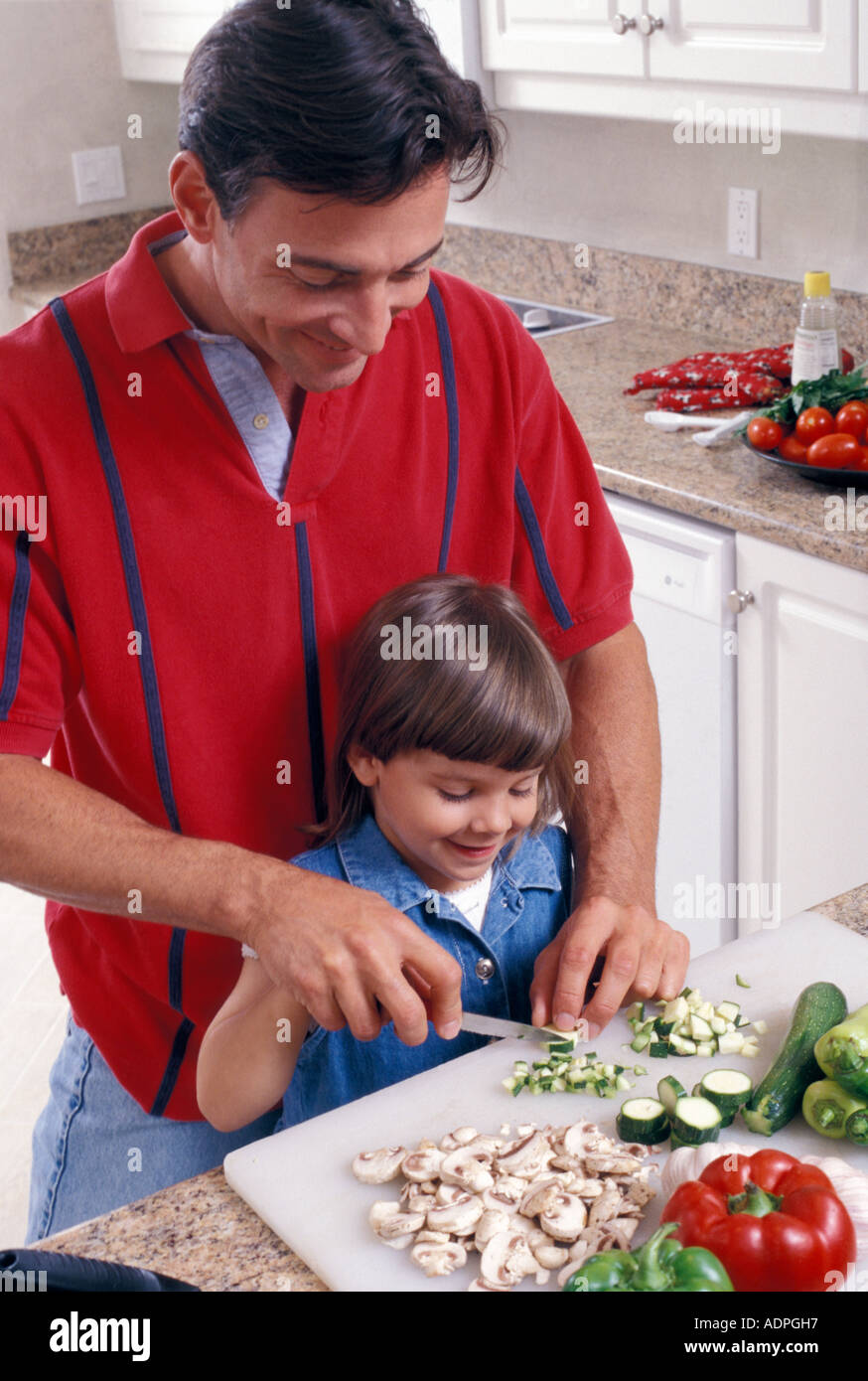 Portrait père et fille préparez des légumes dans la cuisine Banque D'Images