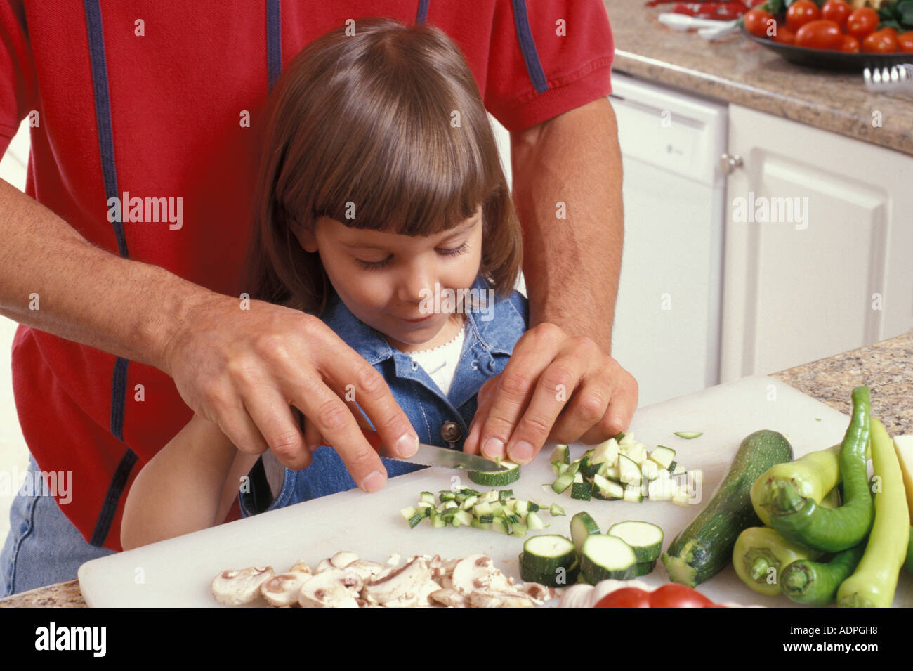 Portrait père et fille préparez des légumes dans la cuisine Banque D'Images