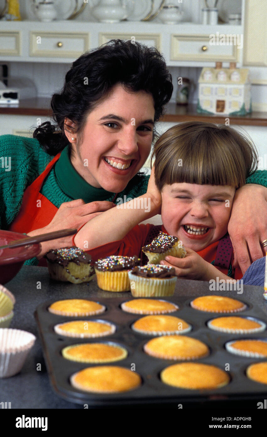 La mère et le fils dans la cuisine cupcakes faire Banque D'Images