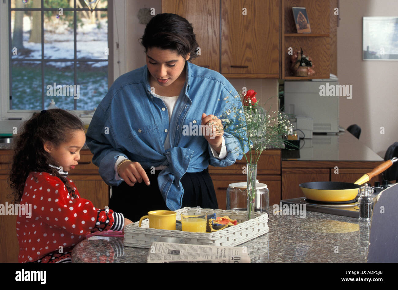 Mère et fille Latino définition plateau du petit déjeuner Banque D'Images