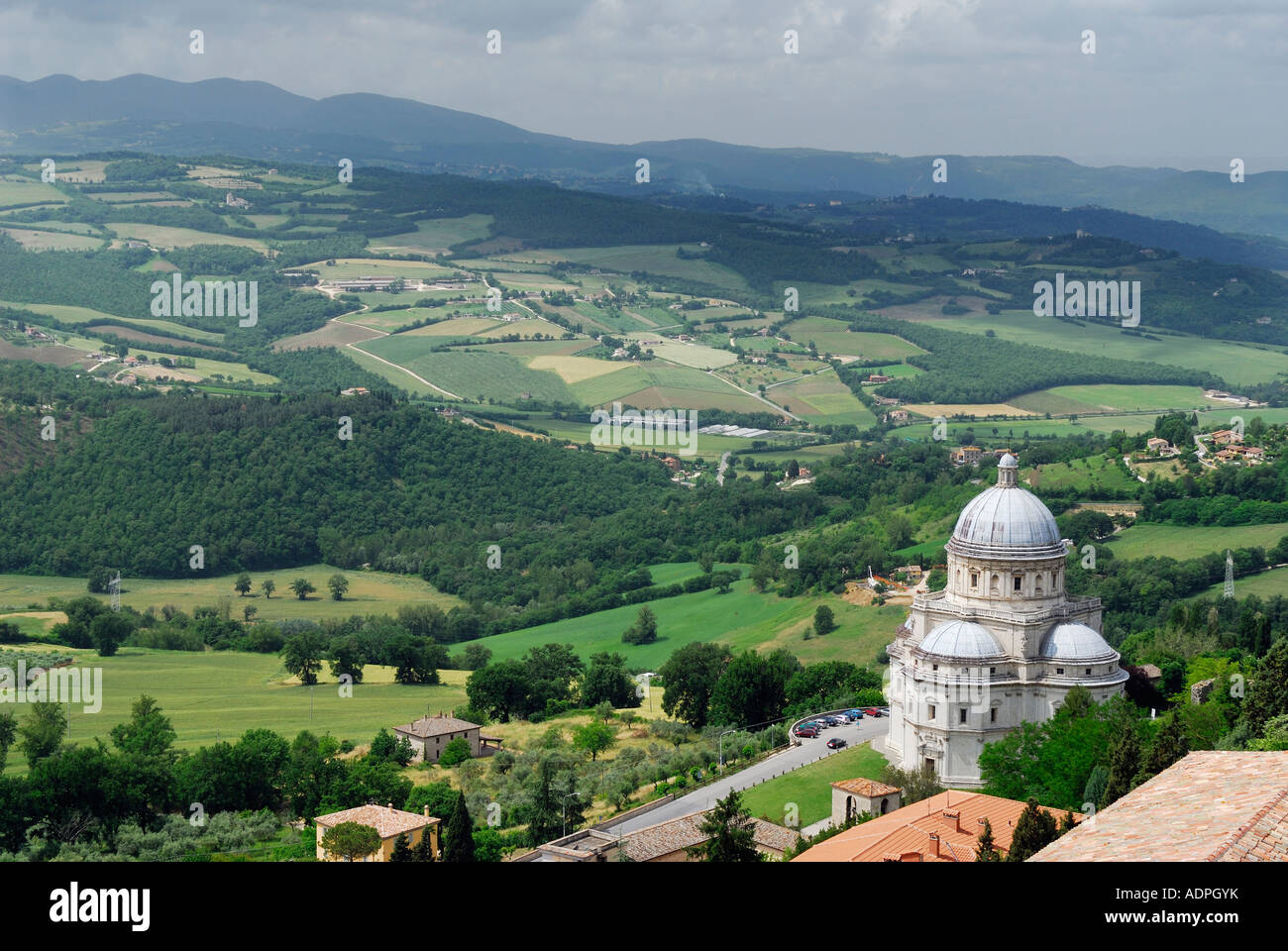 Vue du mont Martani et St Mary consolation de l'église catholique dans la vallée de San Fortunato Todi Ombrie Italie Banque D'Images