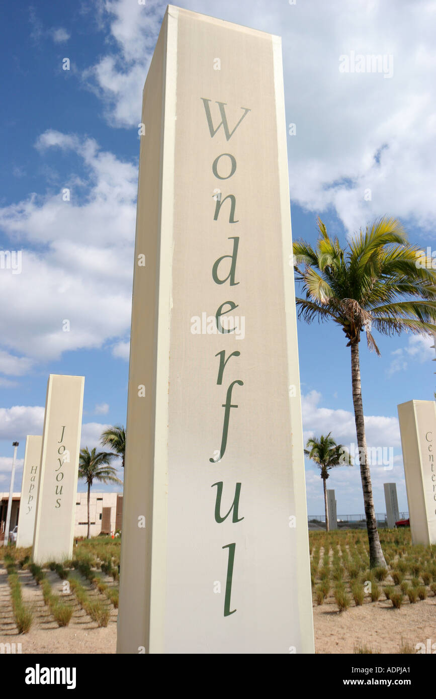 Floride Fl South Miami Beach Sobe Collins Avenue Public Art Colonnes Merveilleux Joyeux Touristes Voyage Tour En Tournee Touri Photo Stock Alamy