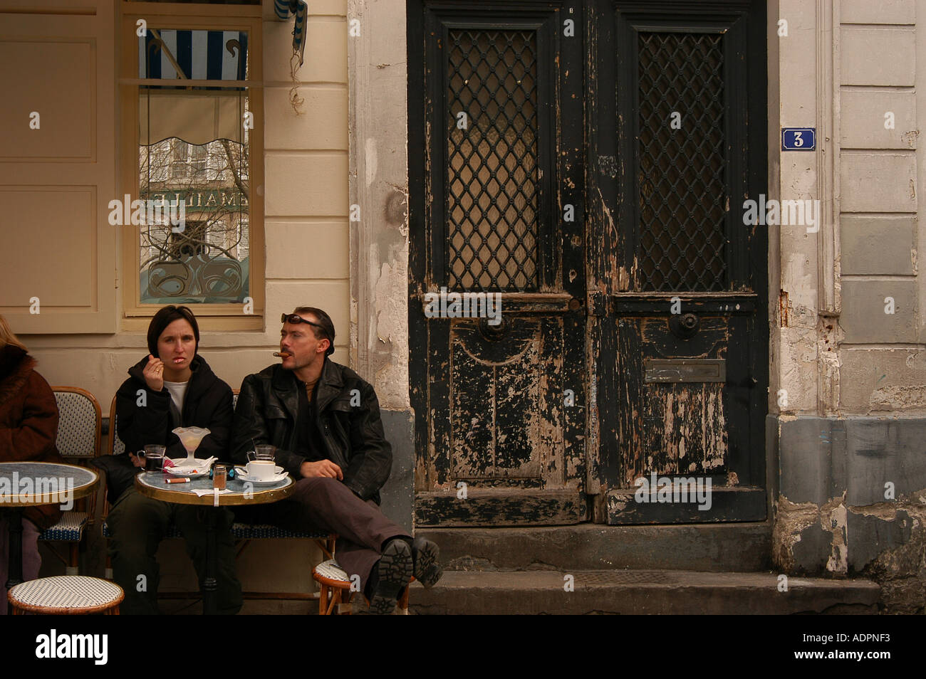 Couple at outdoor cafe manger dans la Rue Mouffetard area in Paris France Banque D'Images