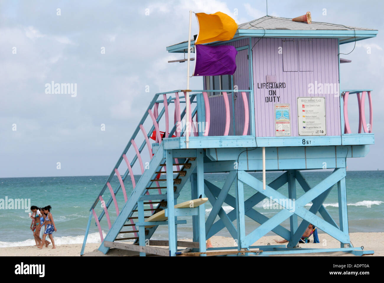 Miami Beach Florida, côte Atlantique, station de secouriste, cabane, tour, drapeaux d'avertissement, danger moyen, vie marine dangereuse, les visiteurs voyagent tour touris Banque D'Images