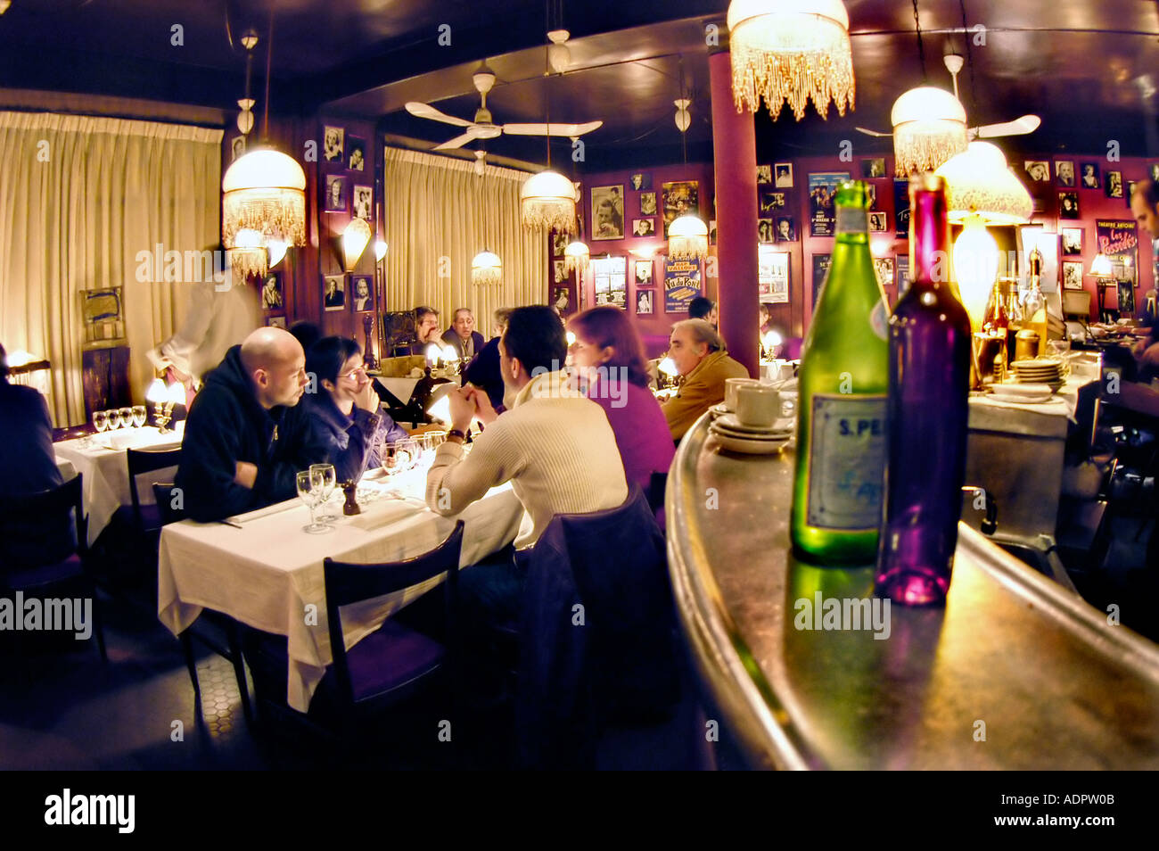 PARIS France, Groupe adultes partageant les repas à table dans le Bistro Restaurant français 'chez Arthur' cuisine traditionnelle, conversation, lumières bistrot tendance Banque D'Images